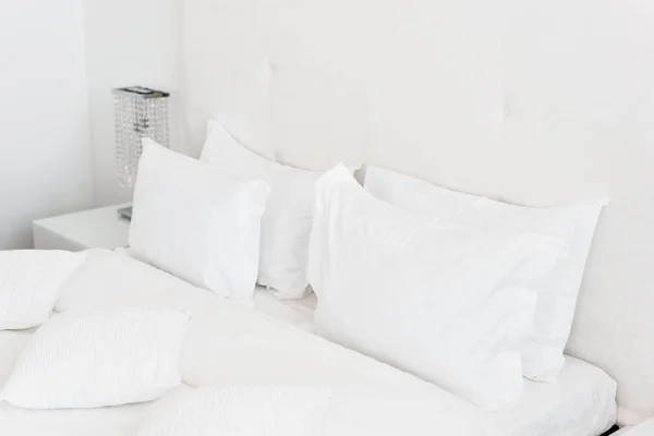 モダンなダブルベッド ルーム。快適なベッドの上の白い枕のソフト。ホテルやアパートの内側客室. — ストック写真