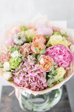 güzel bahar buket. Ortanca ve peonies çiçek aranjmanı. Renk pembe. Bir çiçekçi dükkanı, küçük bir aile şirketi kavramı