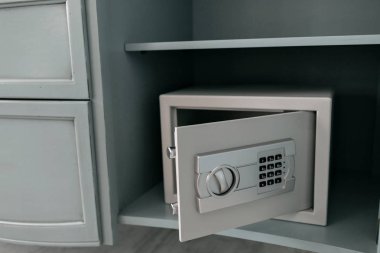 Varlıklı bir evde güvenli açın. Otel odasında kasa. Para ve belgeler güvenli depolama kavramı