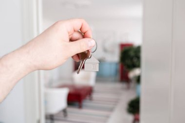 İpotek kavramı. Ev Anahtarlık ile anahtar tutan adamlar el. Modern ışık lobi iç. Ana sayfa taşıyarak veya Emlak Kiralama Emlak