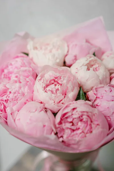 Bunga yang indah di vas kaca. Buket peonies merah muda yang indah. Komposisi bunga, adegan, siang hari. Wallpaper — Stok Foto