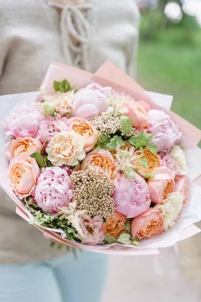 Beautiful spring bouquet. flower arrangement with hydrangea and peonies. Color light pink. The concept of a flower shop, a small family business — Stock Photo, Image