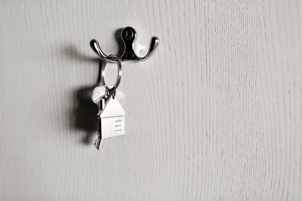 按揭概念。钥匙与房子钥匙串。房地产, 搬家或租赁物业. — 图库照片