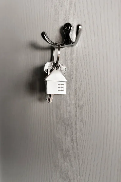 Hypotheek concept. Sleutel met huis sleutelhanger. Real estate, home verplaatsen of huren woning. — Stockfoto