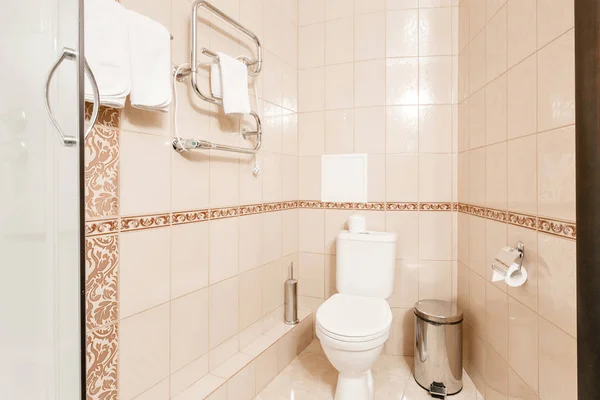 Banyo içinde odalar bir daire veya otel. Temiz beyaz havlu ve bornoz kullanmaya hazır bir askı. — Stok fotoğraf