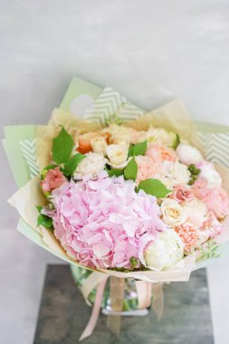 güzel bahar buket. Ortanca ve peonies çiçek aranjmanı. Renk pembe. Bir çiçekçi dükkanı, küçük bir aile şirketi kavramı
