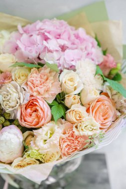 güzel bahar buket. Ortanca ve peonies çiçek aranjmanı. Renk pembe. Bir çiçekçi dükkanı, küçük bir aile şirketi kavramı
