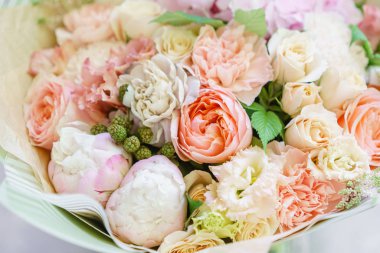 güzel bahar buket. Ortanca ve peonies çiçek aranjmanı. Renk pembe. Bir çiçekçi dükkanı, küçük bir aile şirketi kavramı