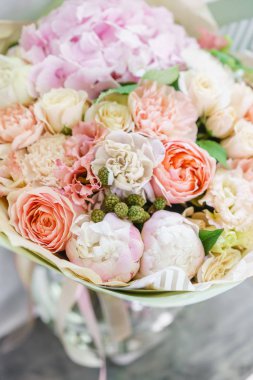 güzel bahar buket. Ortanca ve peonies çiçek aranjmanı. Renk pembe. Bir çiçekçi dükkanı, küçük bir aile şirketi kavramı