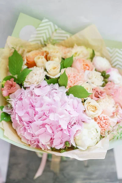 Prachtige lente boeket. bloemstuk met hortensia en pioenrozen. Kleur lichtroze. Het concept van een bloemenwinkel, een klein familiebedrijf — Stockfoto