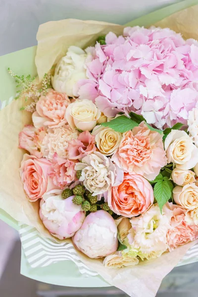 güzel bahar buket. Ortanca ve peonies çiçek aranjmanı. Renk pembe. Bir çiçekçi dükkanı, küçük bir aile şirketi kavramı