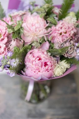 İş çiçekçi. Güzel bahar buket. Mix çiçek aranjmanı. Bir çiçekçi dükkanı, küçük bir aile şirketi kavramı. Pastel renk.