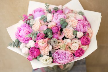 İş çiçekçi. Güzel bahar buket. Mix çiçek aranjmanı. Bir çiçekçi dükkanı, küçük bir aile şirketi kavramı. Pastel renk.