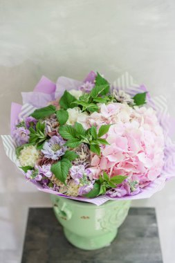 İş çiçekçi. Güzel bahar buket. Mix çiçek aranjmanı. Bir çiçekçi dükkanı, küçük bir aile şirketi kavramı. Renk pembe ve Lila.