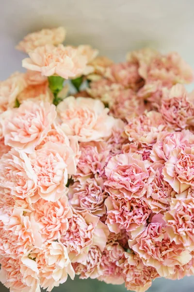 Jolies fleurs dans un vase en verre. Beau bouquet d'oeillets est d'une couleur inhabituelle. Composition florale, lumière du jour. Papier peint été — Photo