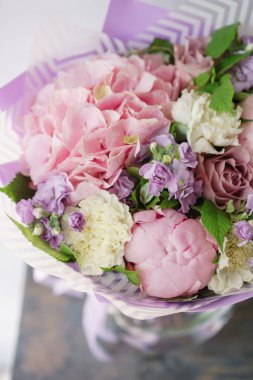 güzel bahar buket. Ortanca ve peonies çiçek aranjmanı. Leylak rengi. Bir çiçekçi dükkanı, küçük bir aile şirketi kavramı