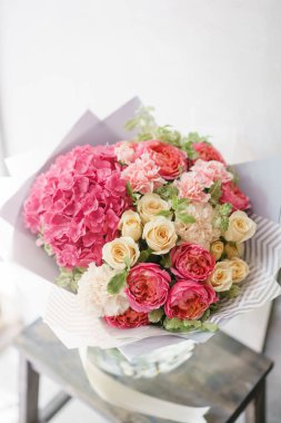 güzel bahar buket. Ortanca ve peonies güllü çiçek aranjmanı. Renk pembe. Bir çiçekçi dükkanı, küçük bir aile şirketi kavramı