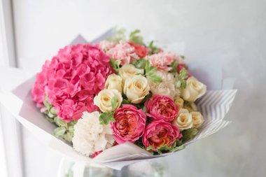güzel bahar buket. Ortanca ve peonies güllü çiçek aranjmanı. Renk pembe. Bir çiçekçi dükkanı, küçük bir aile şirketi kavramı