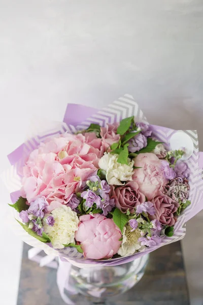 güzel bahar buket. Ortanca ve peonies çiçek aranjmanı. Leylak rengi. Bir çiçekçi dükkanı, küçük bir aile şirketi kavramı