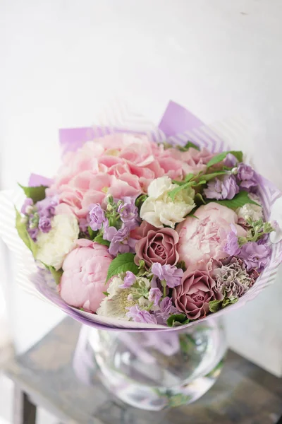 güzel bahar buket. Ortanca ve peonies çiçek aranjmanı. Leylak rengi. Bir çiçekçi dükkanı, küçük bir aile şirketi kavramı