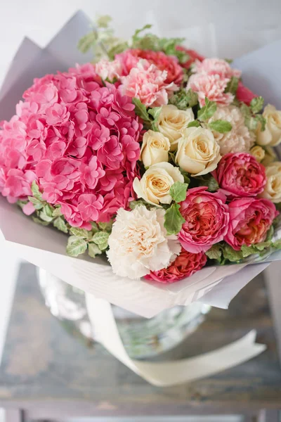 Beau bouquet de printemps. arrangement floral avec hortensia et pivoines roses. Couleur rose clair. Le concept d'un fleuriste, une petite entreprise familiale — Photo
