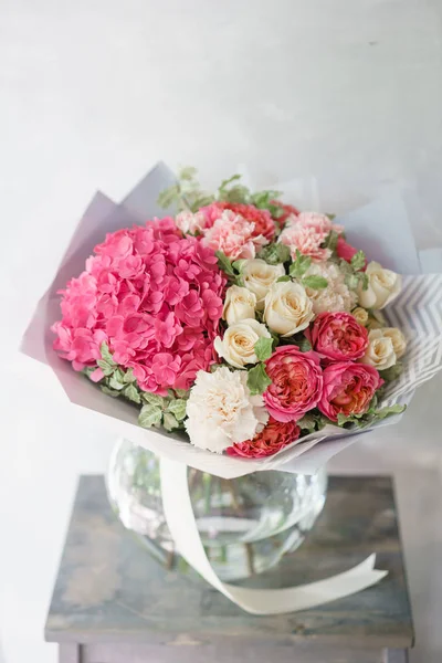 güzel bahar buket. Ortanca ve peonies güllü çiçek aranjmanı. Renk pembe. Bir çiçekçi dükkanı, küçük bir aile şirketi kavramı