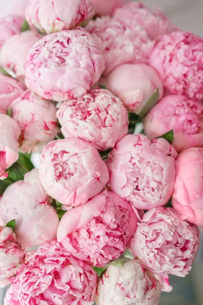 Mooi boeket van roze pioenrozen. Floral samenstelling, daglicht. Behang. Mooie bloemen in glasvaas. — Stockfoto