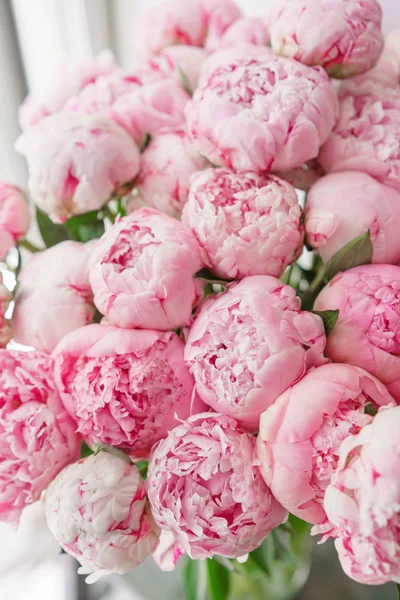 Pembe peonies güzel buket. Çiçek kompozisyon, gün ışığı. Duvar kağıdı. Cam vazo içinde sunulan güzel çiçekler.