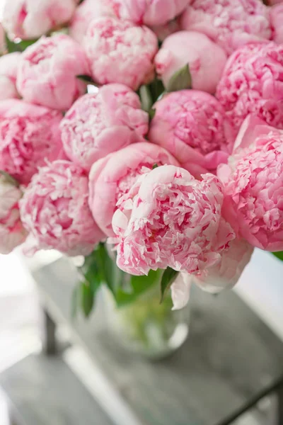 Pembe peonies güzel buket. Çiçek kompozisyon, gün ışığı. Duvar kağıdı. Cam vazo içinde sunulan güzel çiçekler.