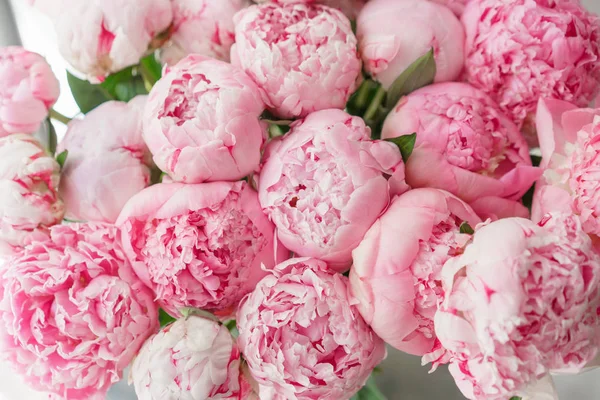 Schöner Strauß rosa Pfingstrosen. Florale Komposition, Tageslicht. Tapete. schöne Blumen in der Glasvase. — Stockfoto