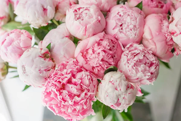 Pembe peonies güzel buket. Çiçek kompozisyon, gün ışığı. Duvar kağıdı. Cam vazo içinde sunulan güzel çiçekler.