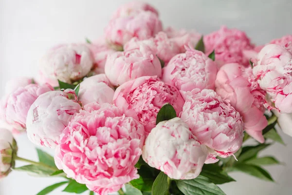 Schöner Strauß rosa Pfingstrosen. Florale Komposition, Tageslicht. Tapete. schöne Blumen in der Glasvase. — Stockfoto