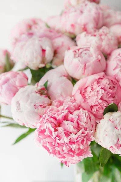 Pembe peonies güzel buket. Çiçek kompozisyon, gün ışığı. Duvar kağıdı. Cam vazo içinde sunulan güzel çiçekler.