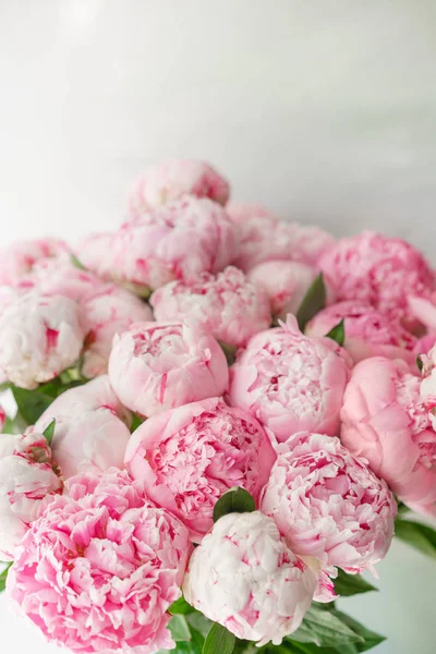 Pembe peonies güzel buket. Çiçek kompozisyon, gün ışığı. Duvar kağıdı. Cam vazo içinde sunulan güzel çiçekler.