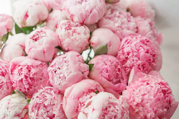 Pembe peonies güzel buket. Çiçek kompozisyon, gün ışığı. Duvar kağıdı. Cam vazo içinde sunulan güzel çiçekler.