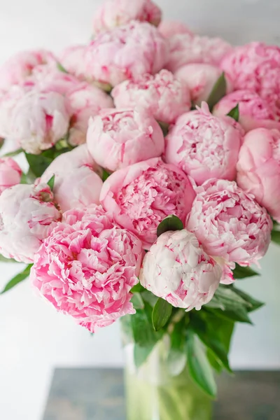 Hermoso ramo de peonías rosadas. Composición floral, luz del día. Fondo de pantalla. Preciosas flores en jarrón de vidrio . —  Fotos de Stock