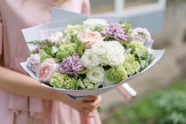 Güzel yaz buket tutan genç kız. çiçek aranjmanı peonies ile. Bir çiçekçi dükkanı kavramı. Katalog için içerik