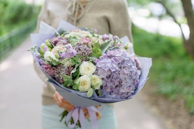 Güzel yaz buket. Mix çiçek aranjmanı. Ortanca çiçek aranjmanı tutan genç kız. Bir çiçekçi dükkanı kavramı. Katalog için içerik