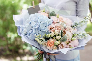 Güzel yaz buket. Mix çiçek aranjmanı. Ortanca çiçek aranjmanı tutan genç kız. Bir çiçekçi dükkanı kavramı. Katalog için içerik