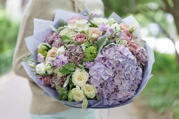 Beautiful summer bouquet. Arrangement with mix flowers. Young girl holding a flower arrangement with hydrangea. The concept of a flower shop. Content for the catalog — Stock Photo, Image