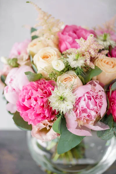 Güzel yaz buket. çiçek aranjmanı peonies ile. Renk pembe. Bir çiçekçi dükkanı kavramı. — Stok fotoğraf