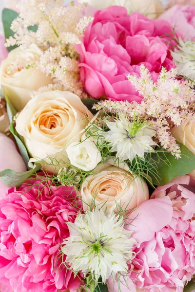 güzel yaz buket. çiçek aranjmanı peonies ile. Renk pembe. Bir çiçekçi dükkanı kavramı.