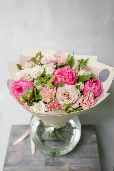 güzel yaz buket. çiçek aranjmanı peonies ile. Renk pembe. Bir çiçekçi dükkanı kavramı.
