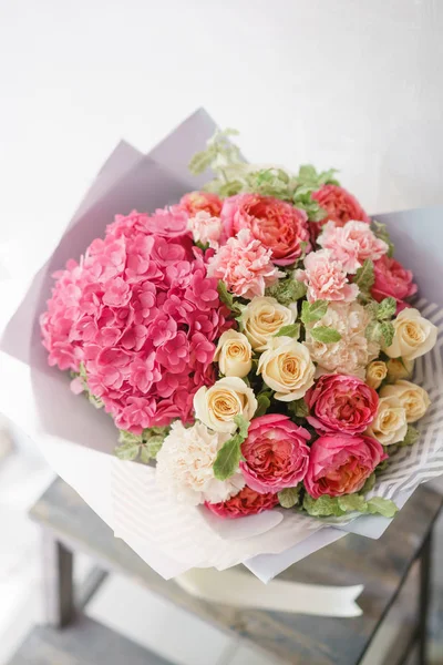 Blomsterarrangemang med hortensia. vacker sommar bukett. Färg ljus rosa. Begreppet en blomsteraffär. — Stockfoto