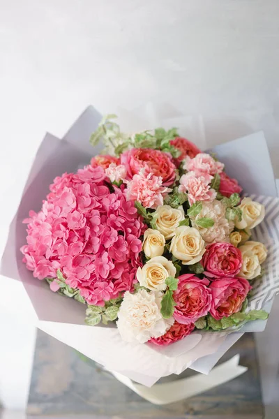 Composizione floreale con ortensia. bellissimo bouquet estivo. Colore rosa chiaro. Il concetto di negozio di fiori . — Foto Stock