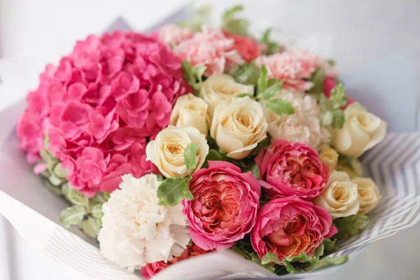 Ortanca çiçek aranjmanı. güzel yaz buket. Renk pembe. Bir çiçekçi dükkanı kavramı.