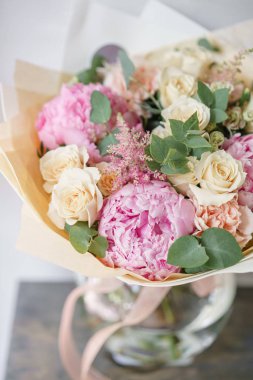 güzel yaz buket. çiçek aranjmanı peonies ile. Renk pembe. Bir çiçekçi dükkanı kavramı.