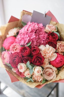 güzel bahar buket. Ortanca ve peonies çiçek aranjmanı. Kırmızı ve pembe renk. Bir çiçekçi dükkanı, küçük bir aile şirketi kavramı