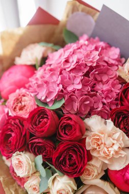 güzel bahar buket. Ortanca ve peonies çiçek aranjmanı. Kırmızı ve pembe renk. Bir çiçekçi dükkanı, küçük bir aile şirketi kavramı