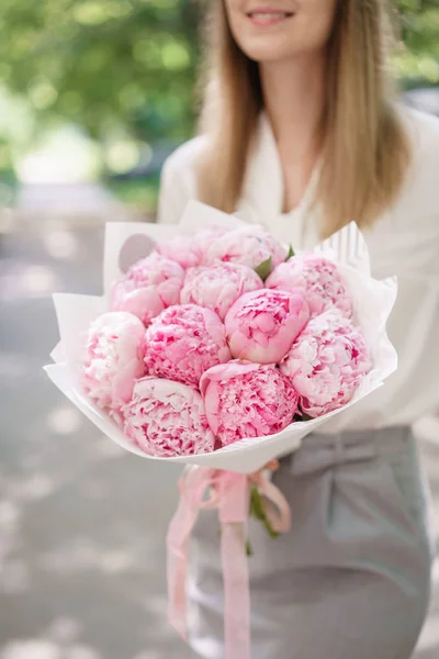 Peonías. Jovencita sosteniendo una flor. Hermoso ramo de verano. Arreglo con peonía de flores mixtas. El concepto de una floristería. Contenido del catálogo —  Fotos de Stock